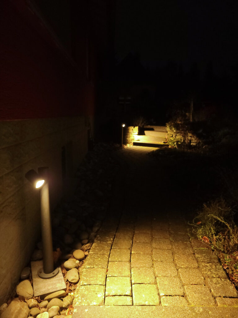 Ein Bild von Wegbeleuchtung, die nur nach unten abstrahlt.